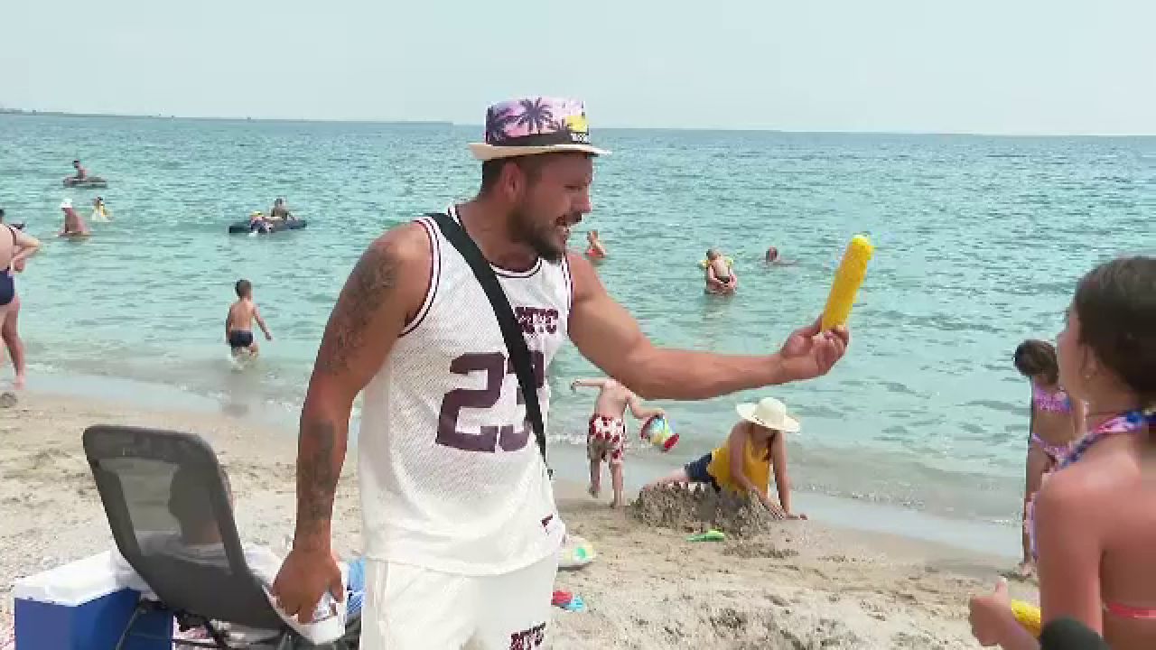 Comercianții ambulanți de pe litoral încântă turiștii cu reclame devenite folclor