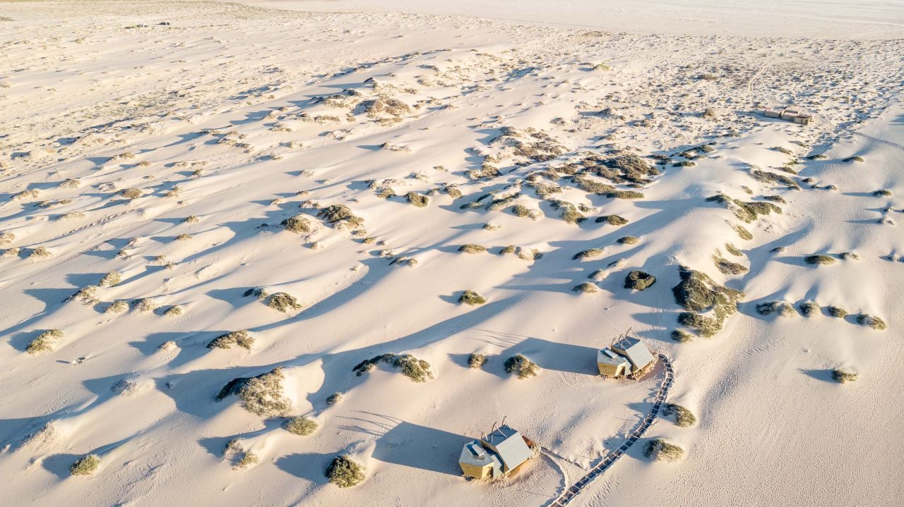 Resorturi de lux construite să fie «invizibile» în peisajul desertic namibian