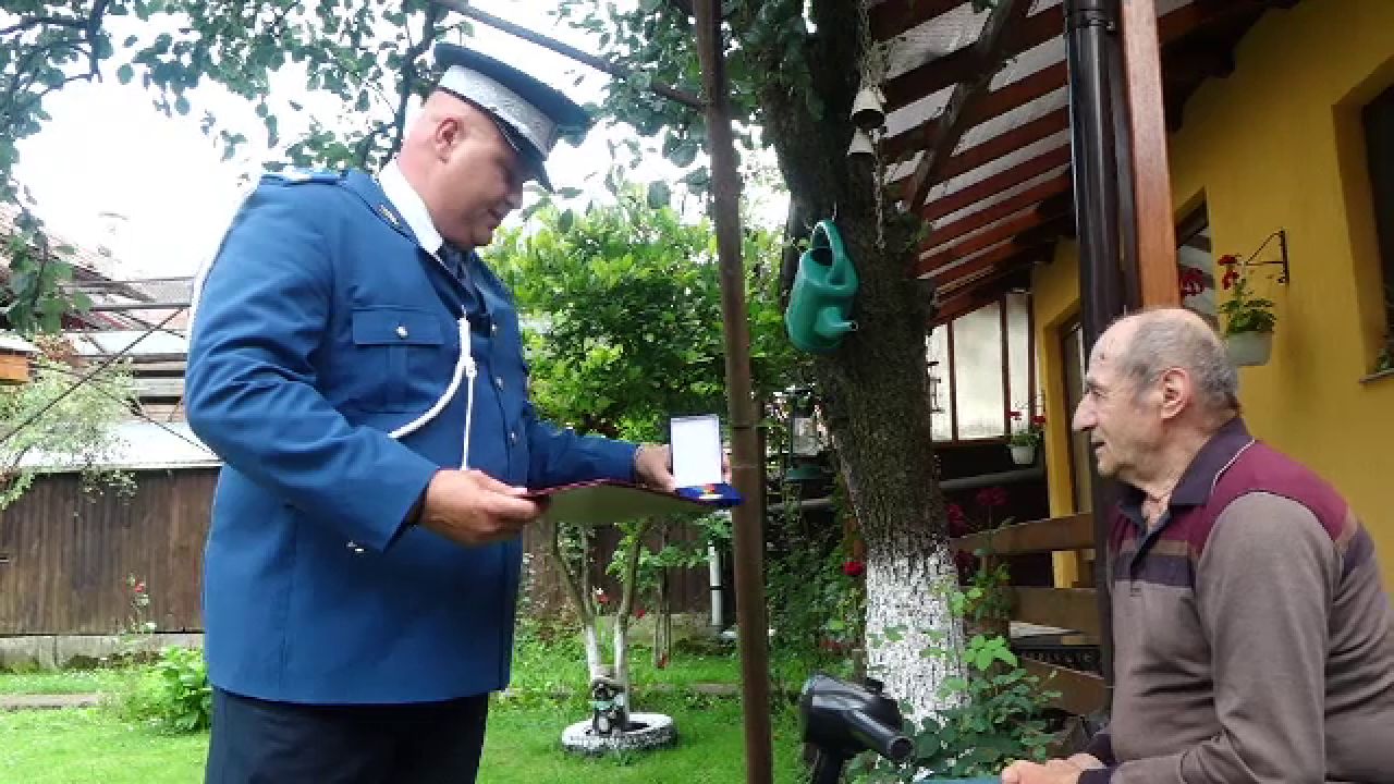 Jandarm din Bacău decorat pentru salvarea unui bătrân