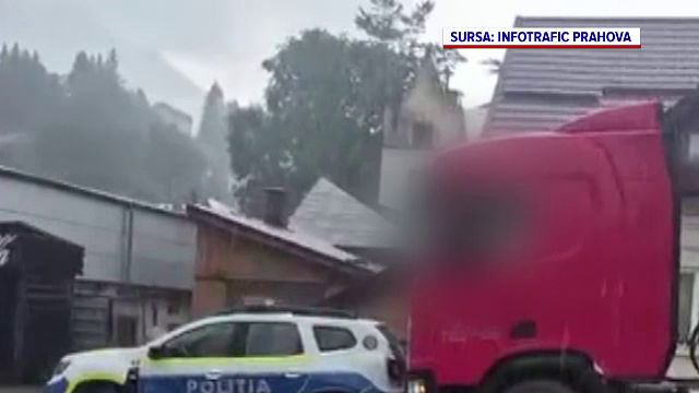 Ce le-a spus polițiștilor șoferul de camion dezbrăcat care a fugit cu TIR-ul, s-a blocat în cabină și s-a rănit la mâini