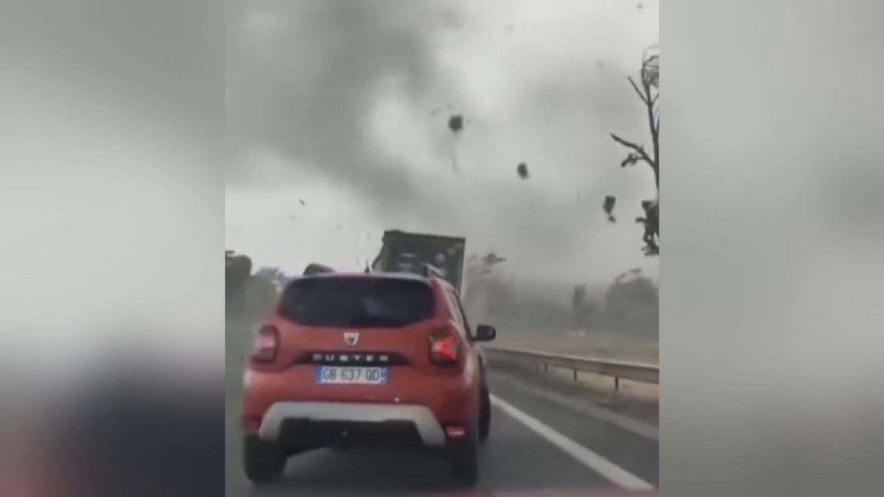 O tornadă a răsturnat camioanele de pe șosea și a smuls copacii din rădăcini, în Franța