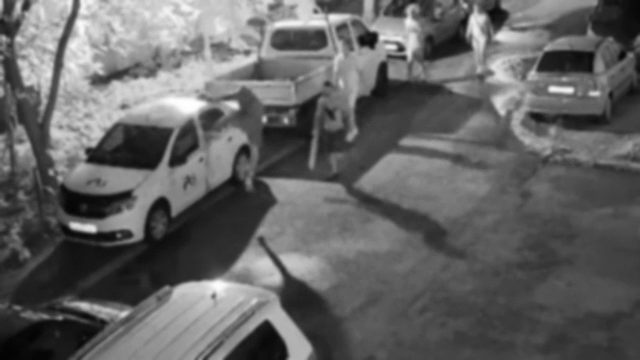 Mașini, uși de apartament și un easybox, distruse de vandali în Galați, cu bâtele și picioarele. Totul a fost filmat