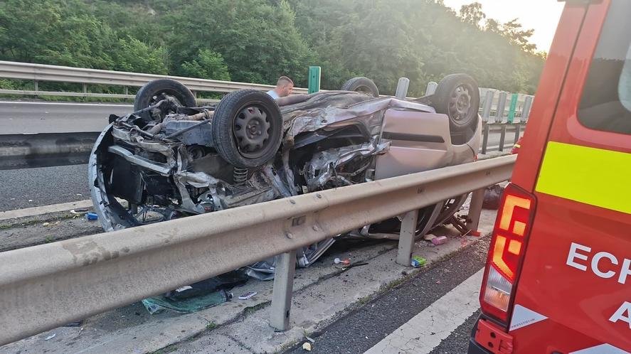 O fetiță de 5 ani a murit în urma unui accident grav pe A1. Mama și fratele ei au ajuns la spital