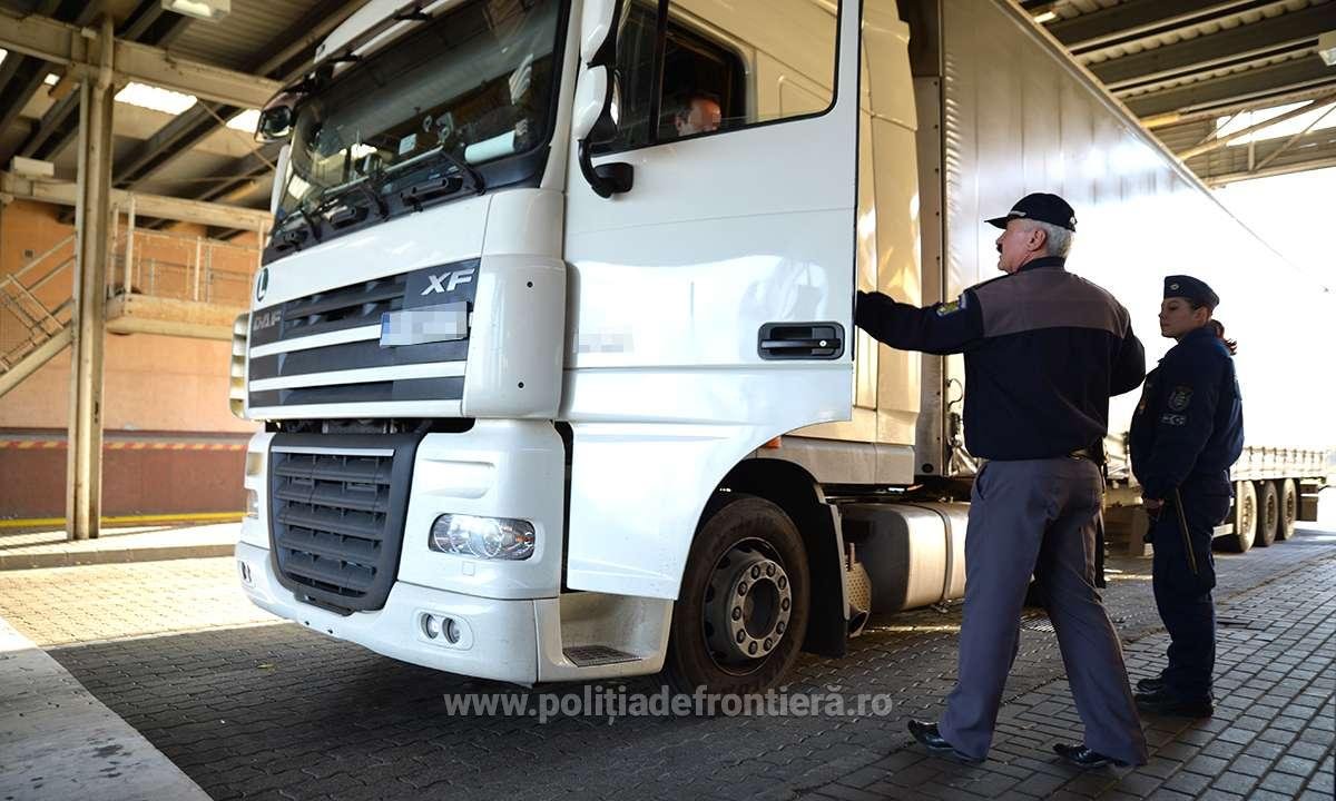 Un șofer turc a fost arestat după ce polițiștii de frontieră din Giurgiu au descoperit ce ascundea în autocamion. FOTO