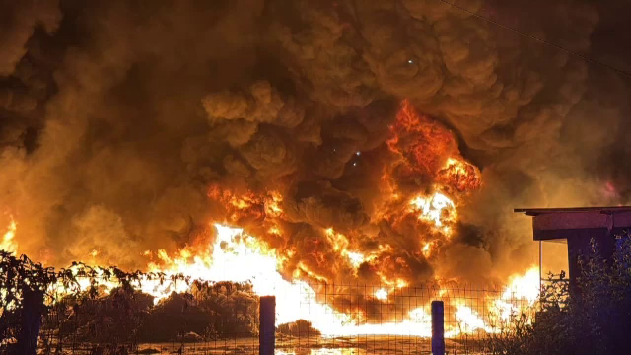 Anchetă după incendiul de la depozitul de deșeuri din Giurgiu, focul ar fi fost pus intenționat