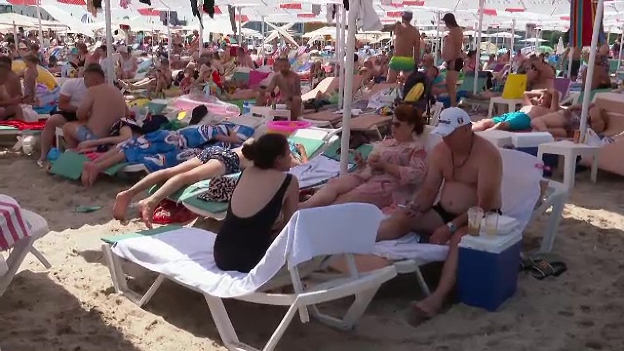 Peste 170.000 de oameni s-au distrat pe litoral în acest weekend. Turist: „O masă ne-a dus la 114 lei două persoane”