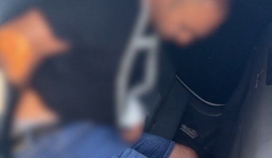 Traficant sirian de migranți căutat de greci, găsit în Mangalia după ce a sărit de la etajul II în Ilfov să scape de mascați