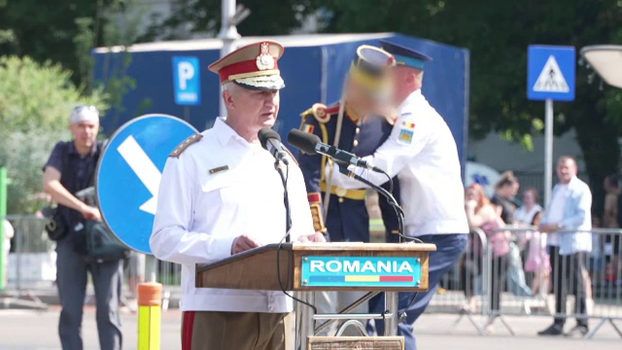 Un soldat, la un pas să se prăbușească în timpul ceremoniei de Ziua Aviației. I se făcuse rău din cauza căldurii