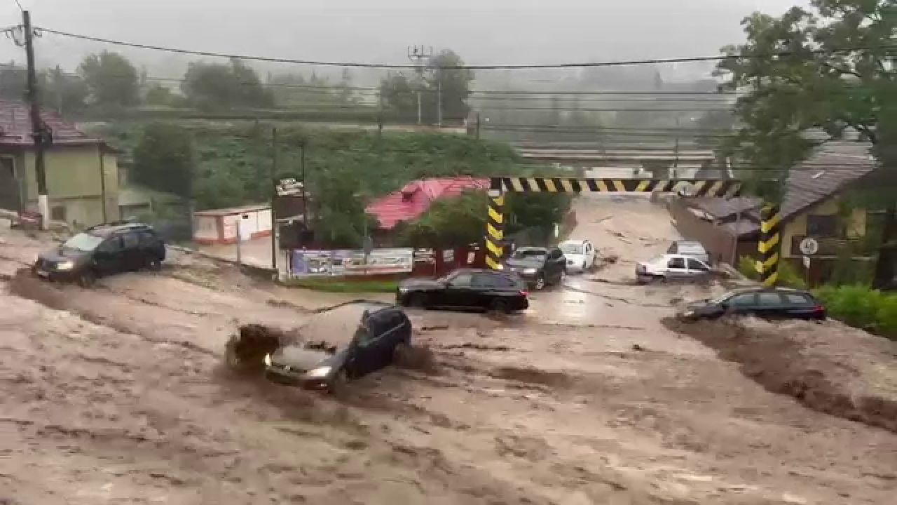 Inundații și pagube mari în Bușteni după furtuna violentă
