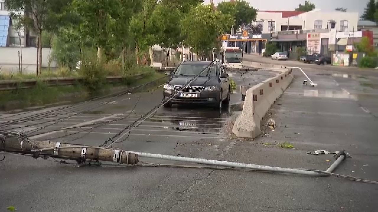 Vijelia a făcut ravagii în Capitală: copaci și stâlpi doborâți peste șosea. Gara de Nord a rămas fără curent pe linii