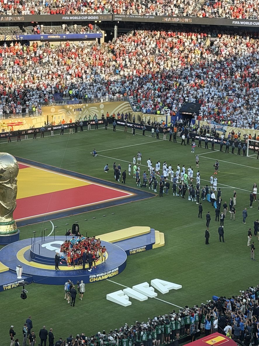 Jucătorii Argentinei au întors spatele podiumului la înmânarea Cupei Mondiale către Spania. Au refuzat să vorbească cu presa