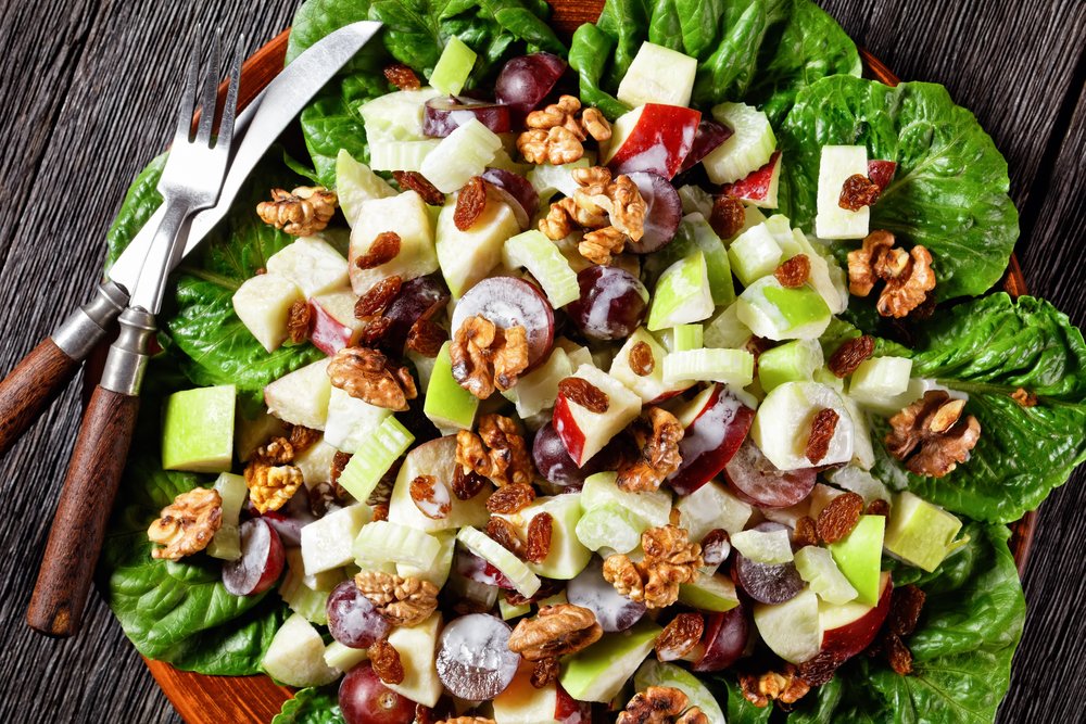 Salata Waldorf, rețeta festivă care te salvează când ai musafiri. De ce ingrediente ai nevoie