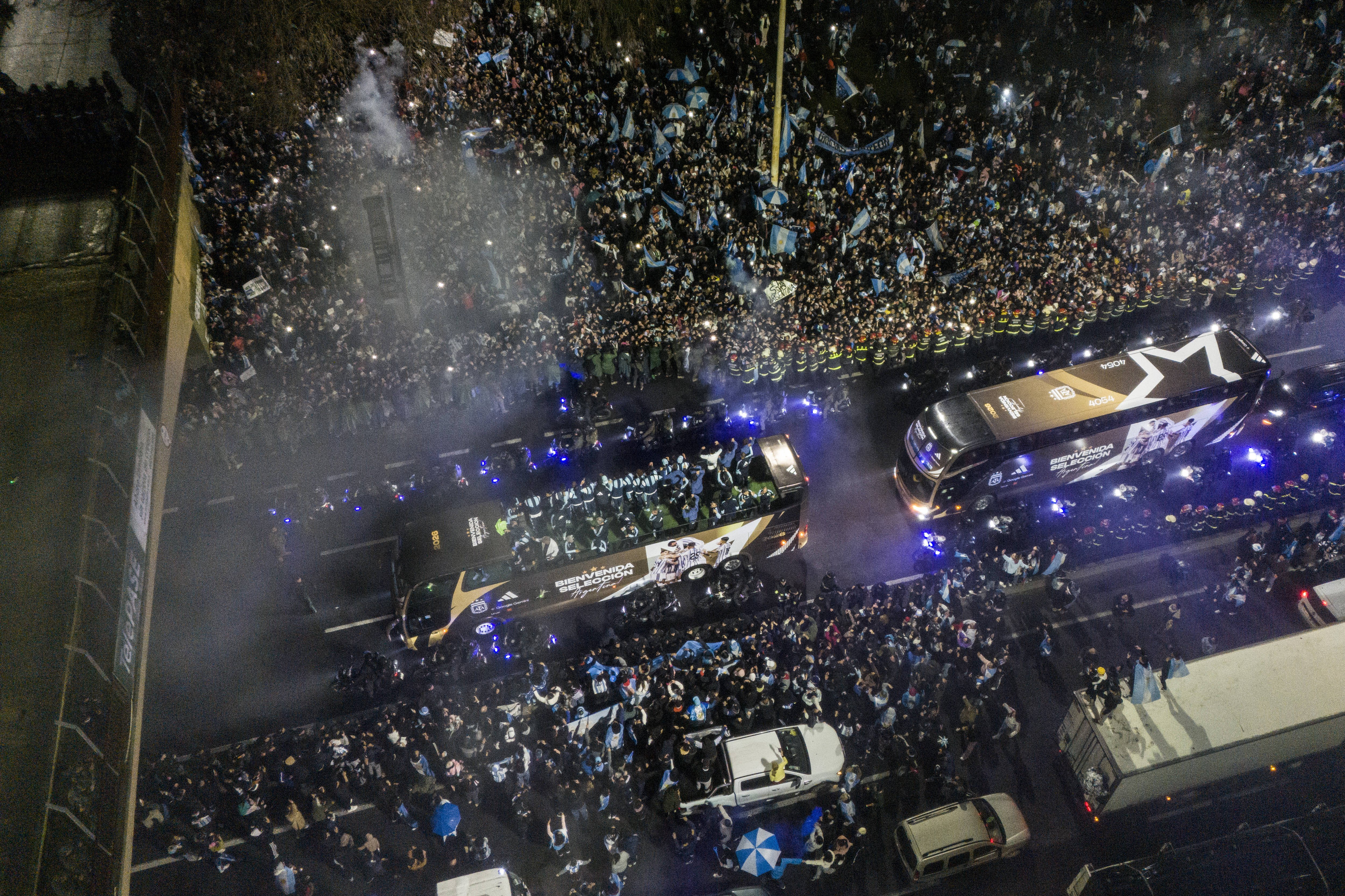 Mii de persoane i-au întâmpinat pe vicecampionii argentinieni la Buenos Aires. Messi nu a revenit cu echipa. VIDEO