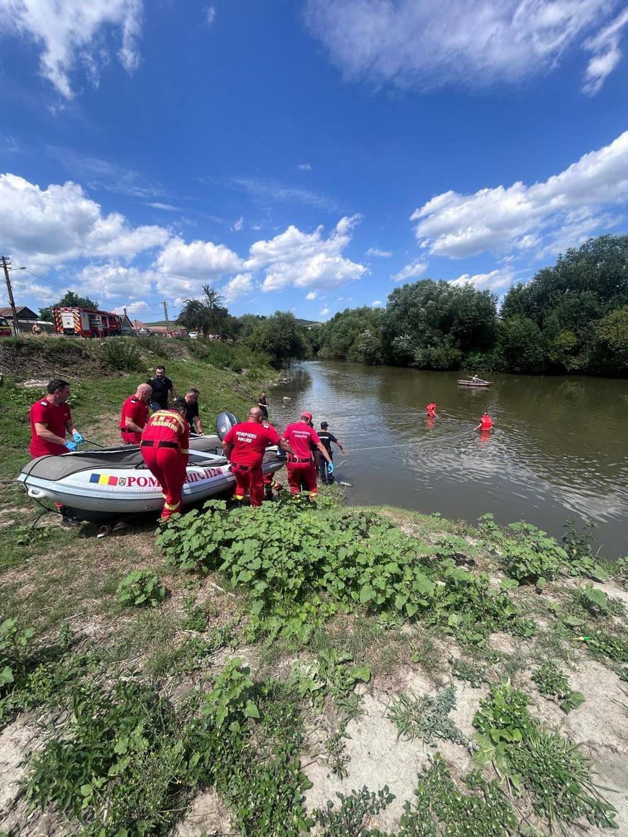Doi copii care ar fi căzut în râul Mureş sunt căutaţi de pompieri. Un elicopter SMURD survolează zona
