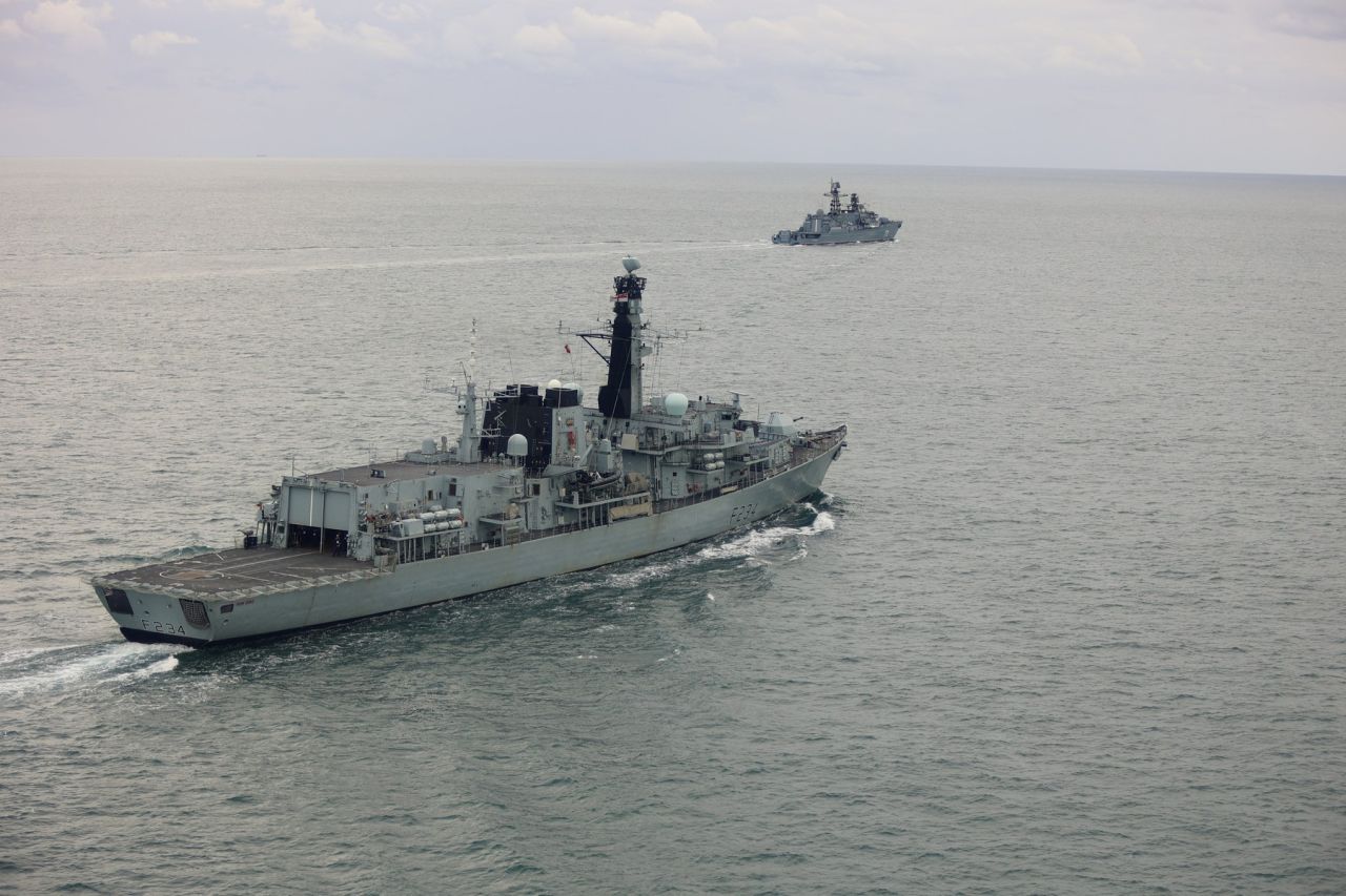 O navă de război a Rusiei, urmărită de o navă a Marinei Regale, a deschis focul foarte aproape de Marea Britanie. Ce a urmat