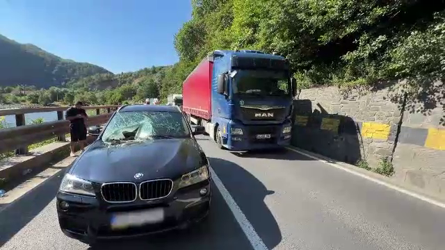 Reacția șoferiței mașinii peste care s-a prăbușit un bolovan, după ce tatăl ei a murit lângă ea