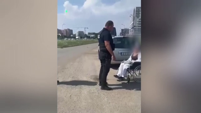 O femeie care cerșea în scaun cu rotile, pe o stradă din București, a fost găsită la câțiva metri de mașina de lux a mamei ei