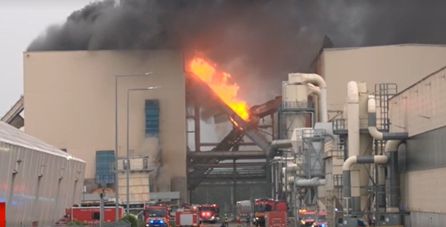 Explozie urmată de incendiu la o fabrică din Brașov. O nouă deflagrație a avut loc în timpul intervenției