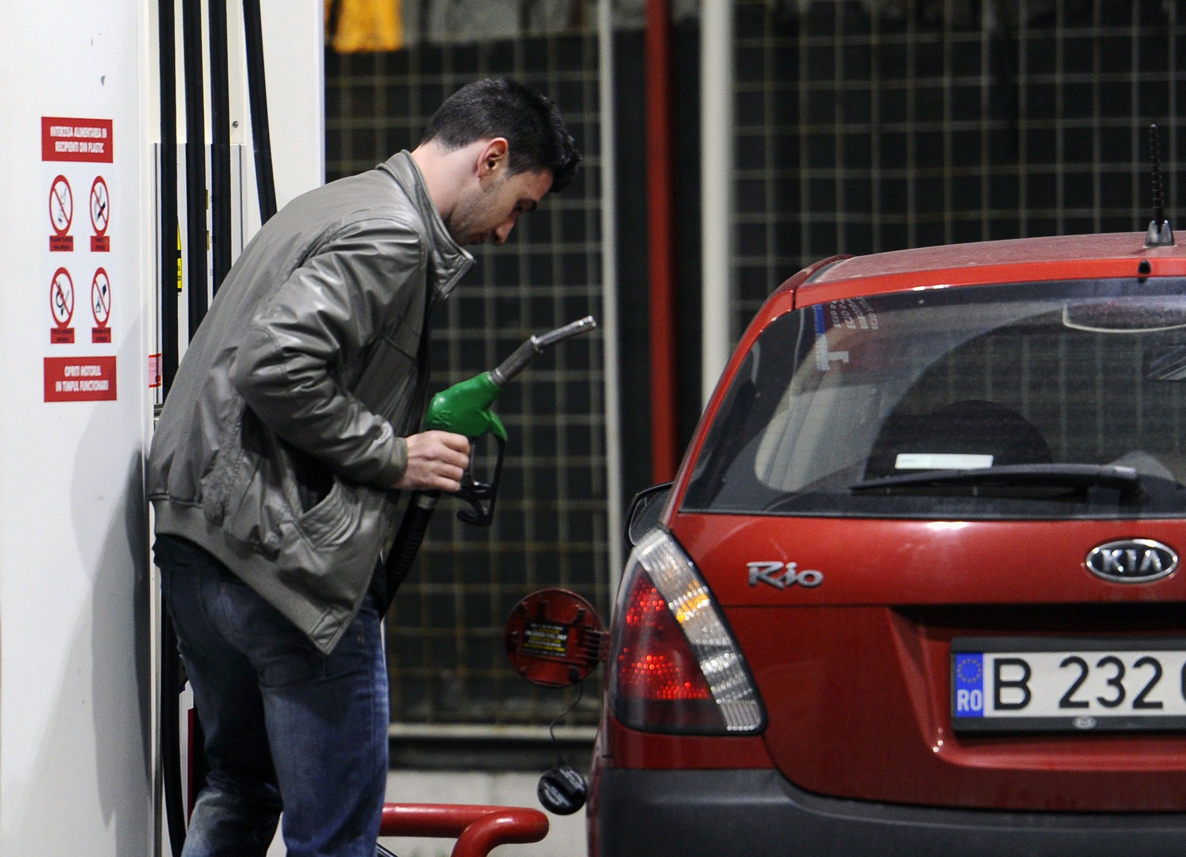 Cât poate rezista România fără importurile de petrol din Kazahstan. Benzinăriile au scumpit deja carburanții
