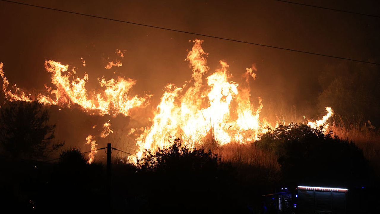 Peste 300 de incendii în Sicilia obligă evacuarea și mobilizarea masivă a forțelor