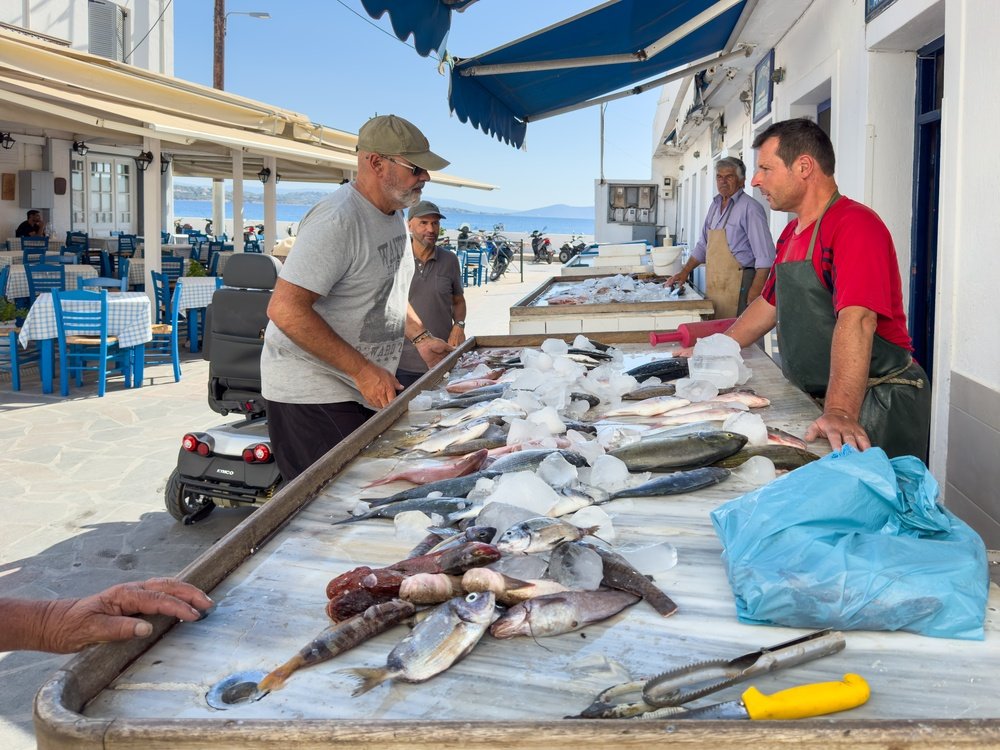 Regula de aur când comanzi pește proaspăt în Grecia. Ce înseamnă prețul „per kilogram” și cum eviți să fii păcălit la notă