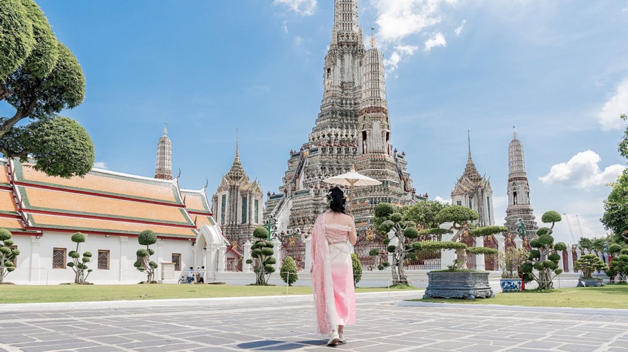 Bangkok, orașul care nu doarme niciodată: temple, piețe plutitoare și viață vibrantă