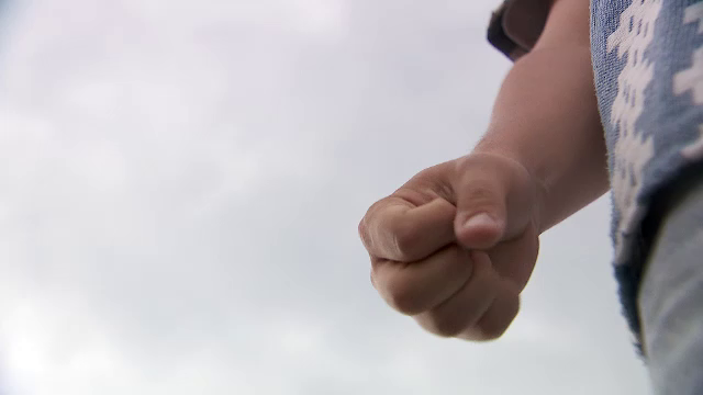 Violență extremă în Cluj. Un bărbat și-a bătut cu pumnii și cu picioarele iubita chiar sub ochii fetiței lui de șapte ani