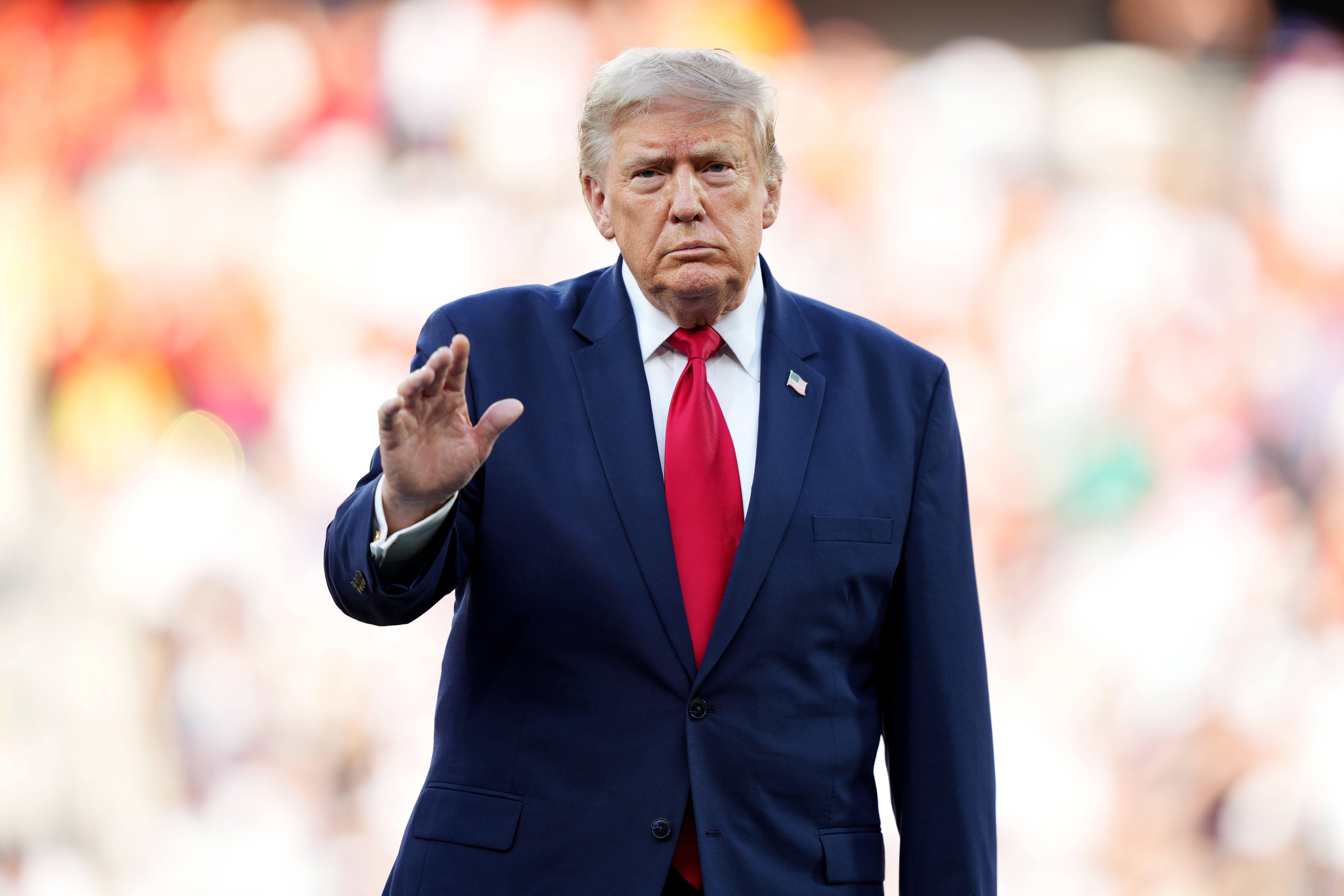 Barilul de petrol a trecut din nou de 100 de dolari. Donald Trump avertizează Iranul după atacurile Houthi
