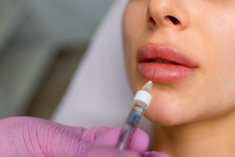 O femeie este cercetată penal după ce s-a dat drept medic estetician, în Constanţa. Cât timp a practicat ilegal