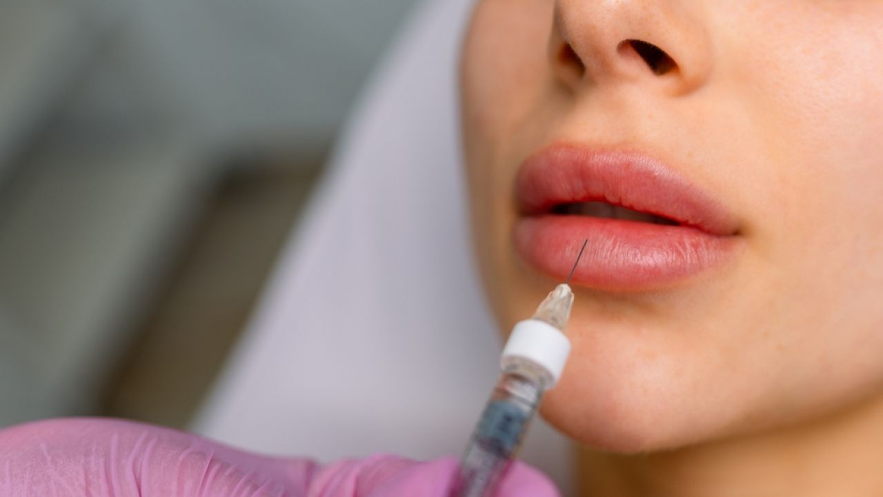 Femeie din Constanța cercetată penal pentru practicare ilegală a medicinei estetice