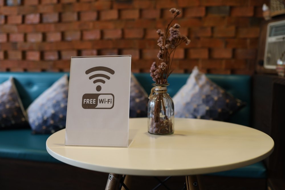 Wi-Fi-ul gratuit din locurile publice nu este întotdeauna sigur. Un simplu gest îți poate pune conturile în pericol