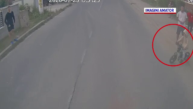 Un copil de 4 ani, la un pas să fie lovit de autobuz în Hunedoara. Reacția șoferului a evitat tragedia