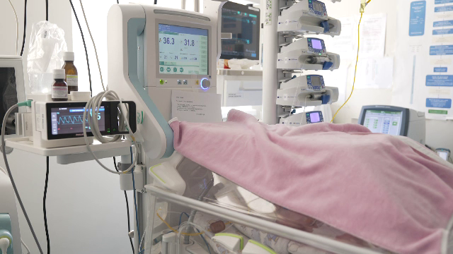 Cvadrupleți născuți prematur, transferați de urgență la Brașov. Medicii, chemați de acasă pentru intervenție
