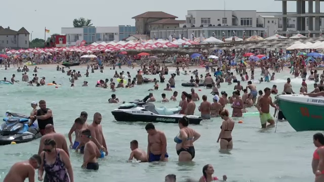 Reacțiile turiștilor când au văzut aglomerația de pe litoral. Aproximativ 150.000 de turiști sunt așteptați la mare