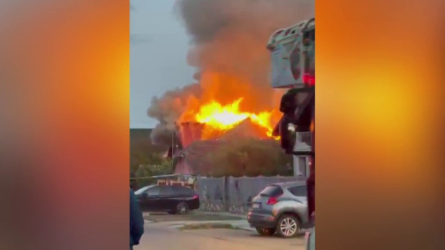 Incendiu violent la o casă de lângă Timișoara. Proprietarul a suferit arsuri, iar trei persoane au primit îngrijiri medicale