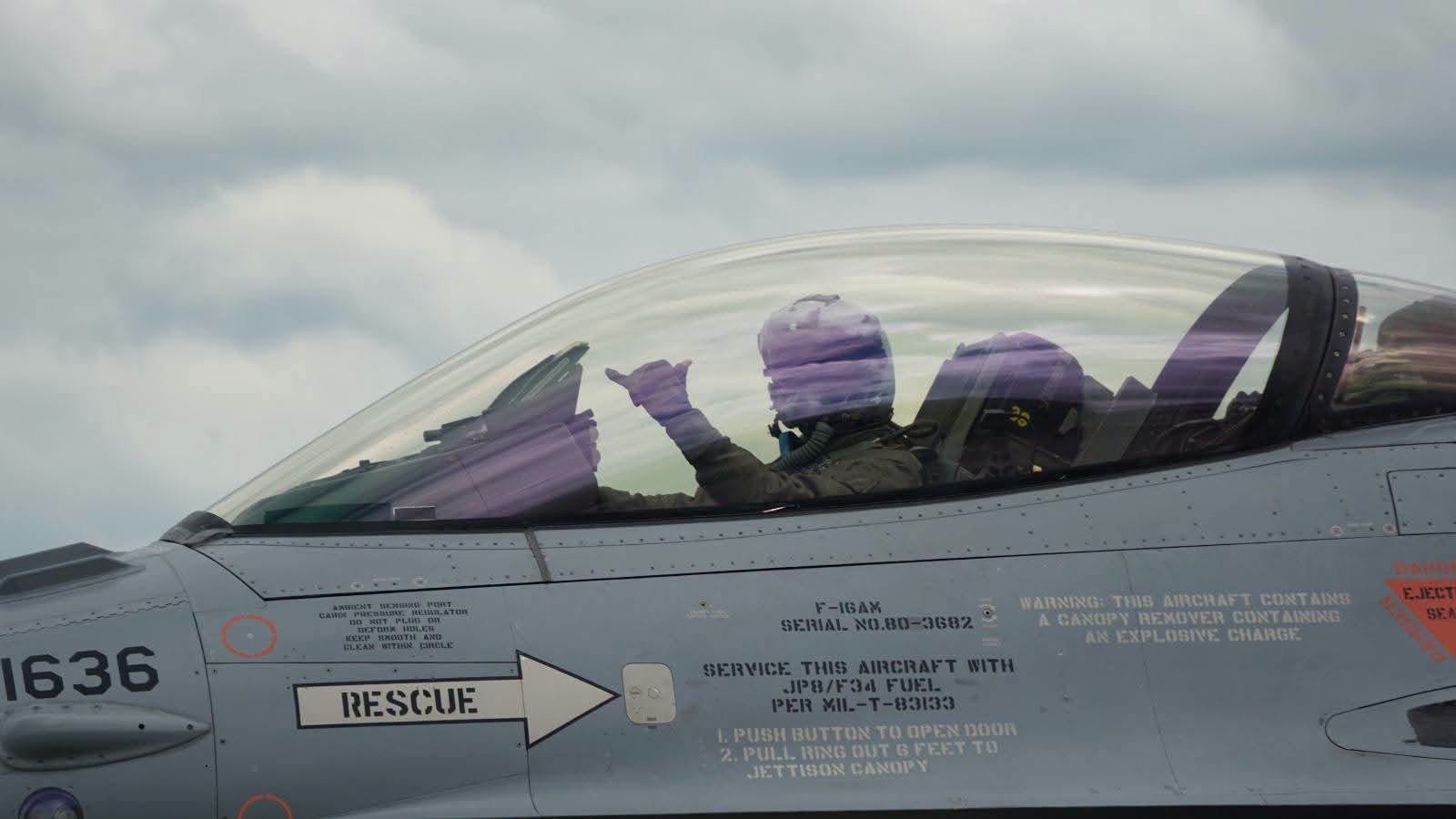 Pilotul român care a doborât două drone în 24 de ore la manșa unui F-16. Ce se știe despre el