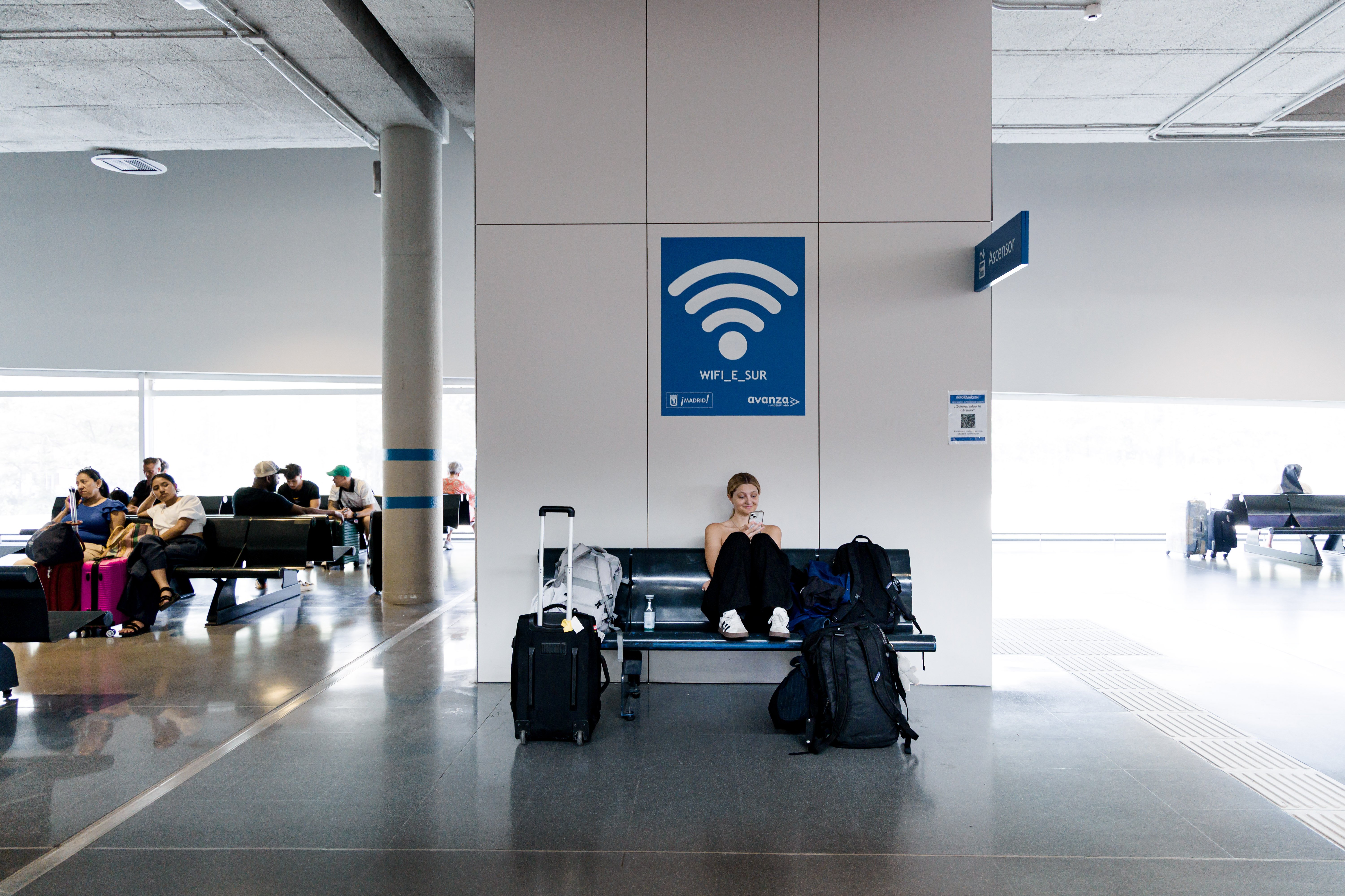 De ce sunt periculoase rețelele Wi-Fi gratuite din locurile publice. Avertismentul specialiștilor în securitate cibernetică