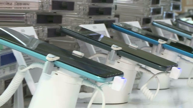 De ce vânzările telefoanelor mobile sunt în scădere. Spre ce se orientează românii