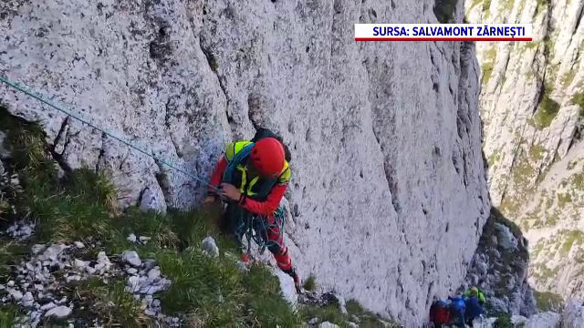 Patru turiști fără echipament adecvat au fost recuperați după șapte ore din Piatra Craiului