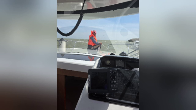 Barcă cu turiști, remorcată după ce a eșuat pe lacul Razelm. Salvatorii au intervenit pentru a o remorca