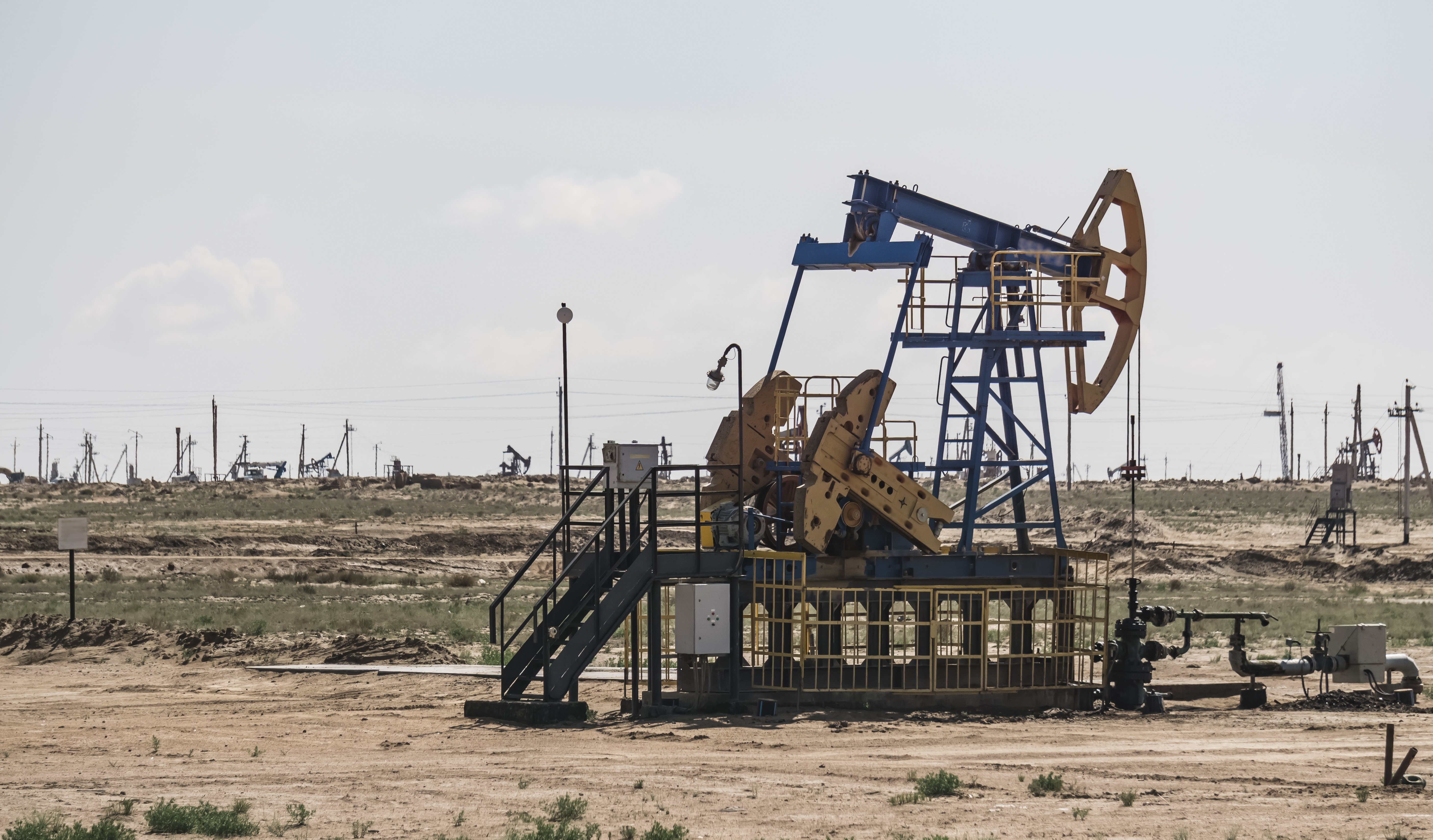 România, vulnerabilă în fața unei posibile „furtuni petroliere”. Avertismentul unui expert după problemele din Kazahstan