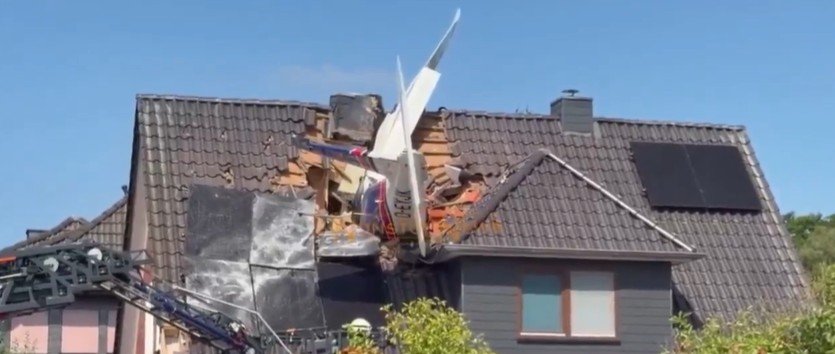 Tragedie în Germania. Un avion de turism s-a prăbușit pe acoperișul unei case. Două persoane au murit. VIDEO