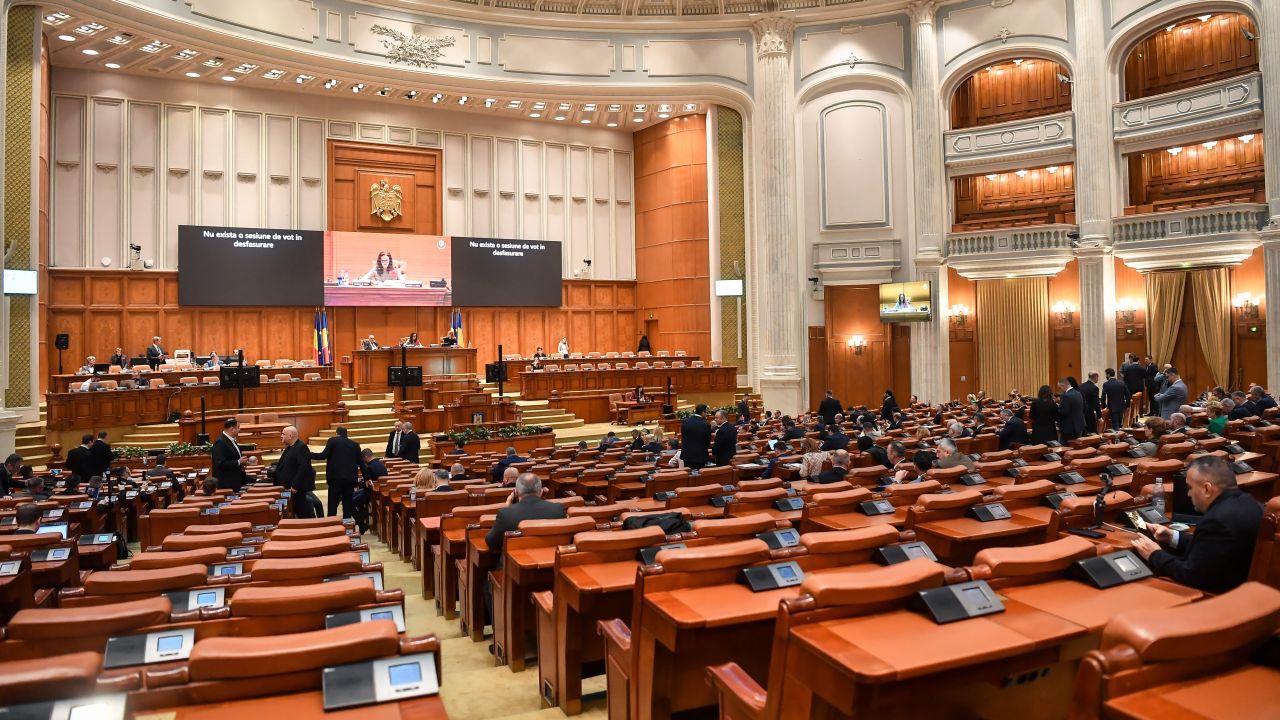 Senatorii care s-au abținut la votul privind ieftinirea carburanților