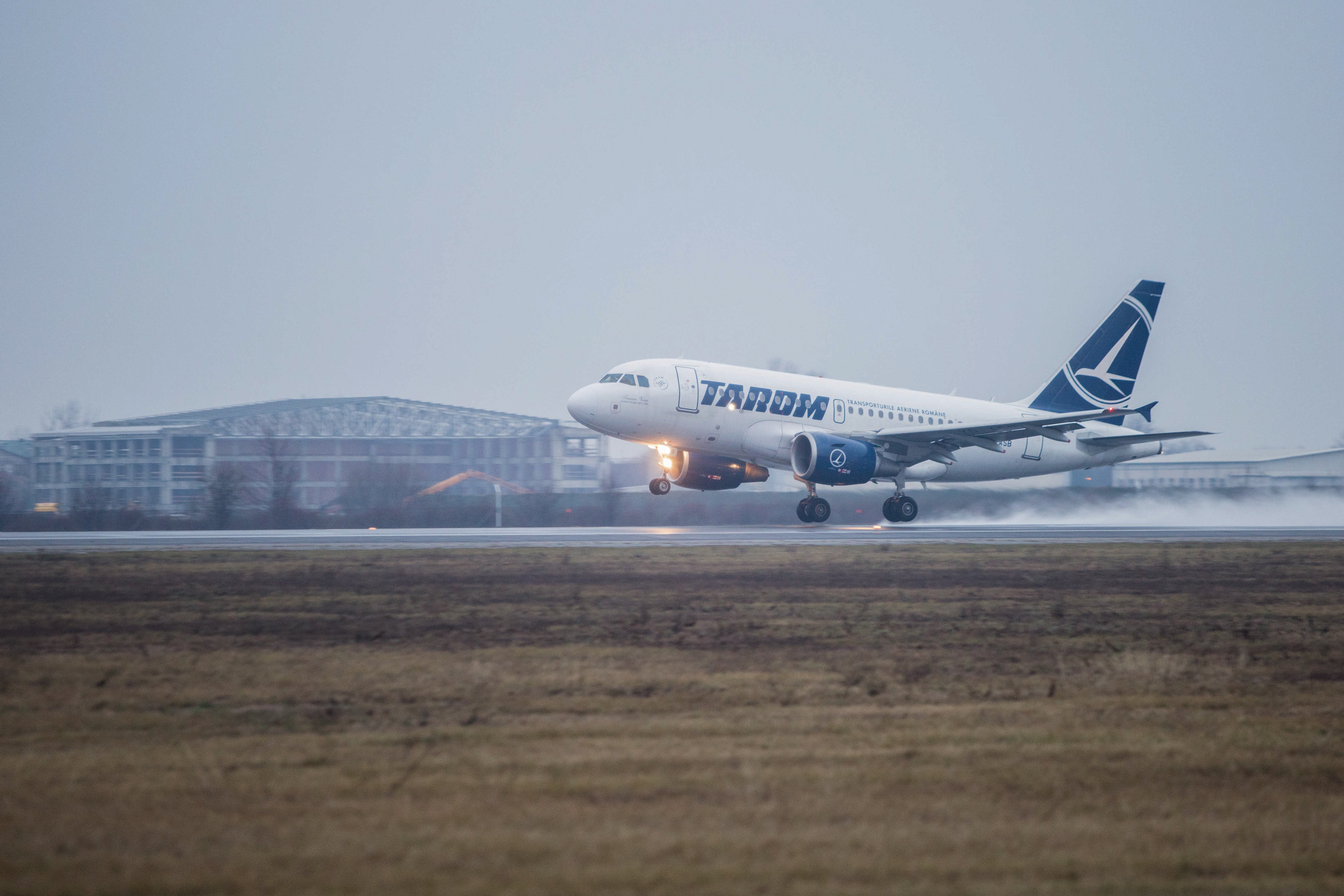 Probleme în lanț pentru TAROM. Dacă nu dovedește că se poate susține financiar până în decembrie, pierde ajutorul de stat