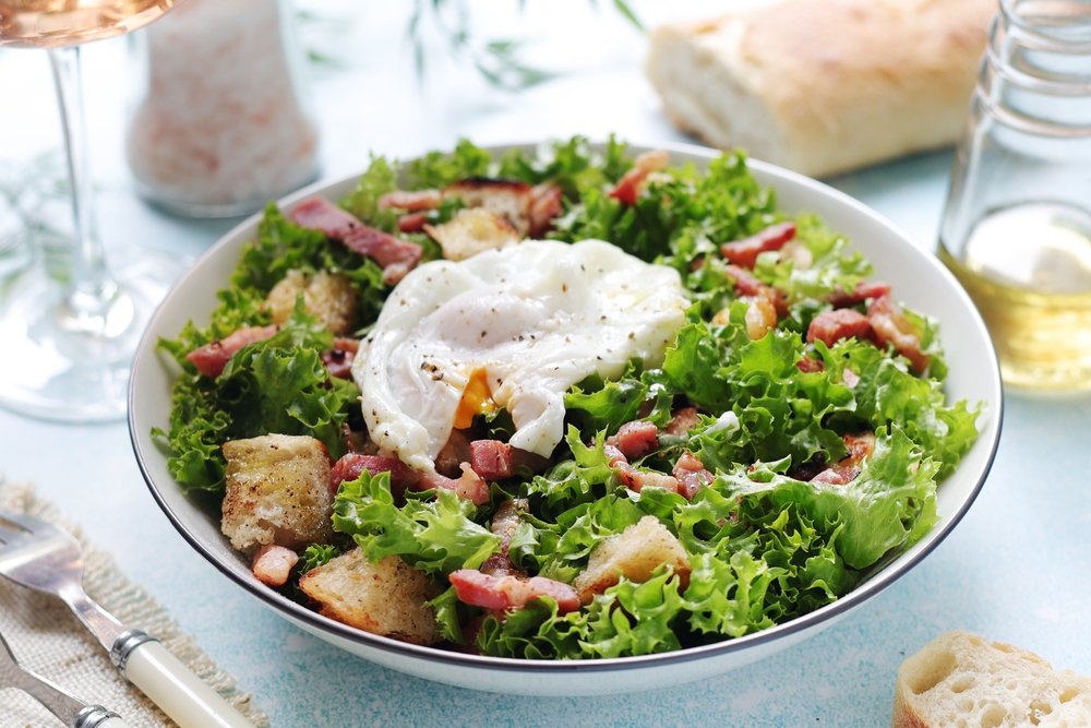 Salata franceză cu ou poșat și bacon crocant. Ghid pas cu pas pentru preparare