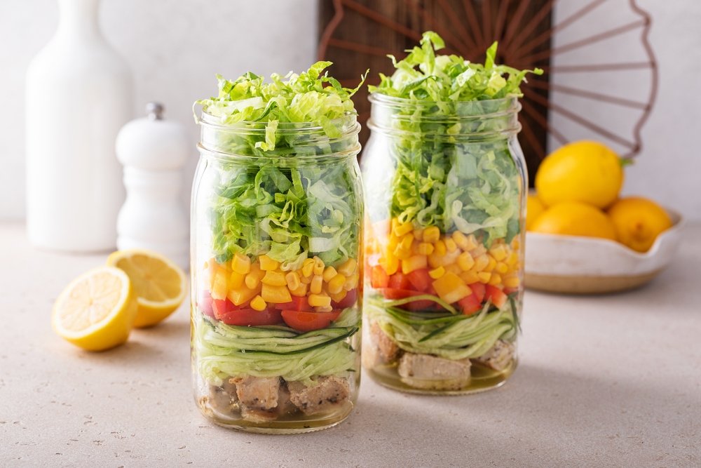Salate la borcan. Cum pregătești salatele pentru toată săptămâna