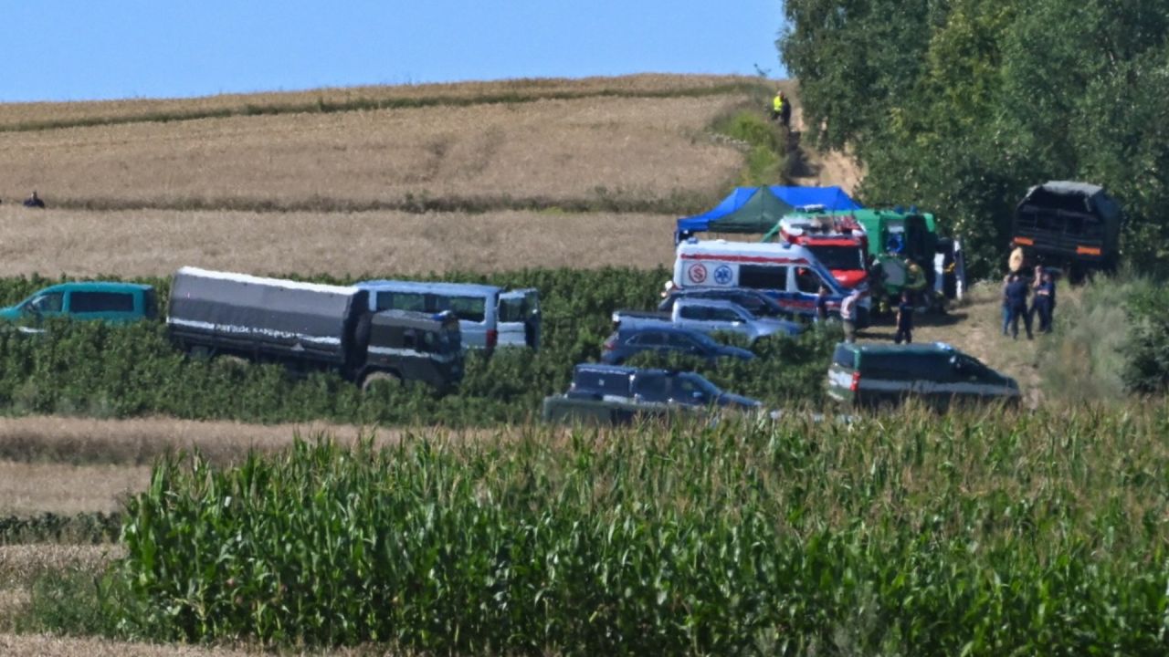 O rachetă rusească ar fi căzut în Polonia. Un crater cu diametru de 10 metri, descoperit de polițiști | FOTO