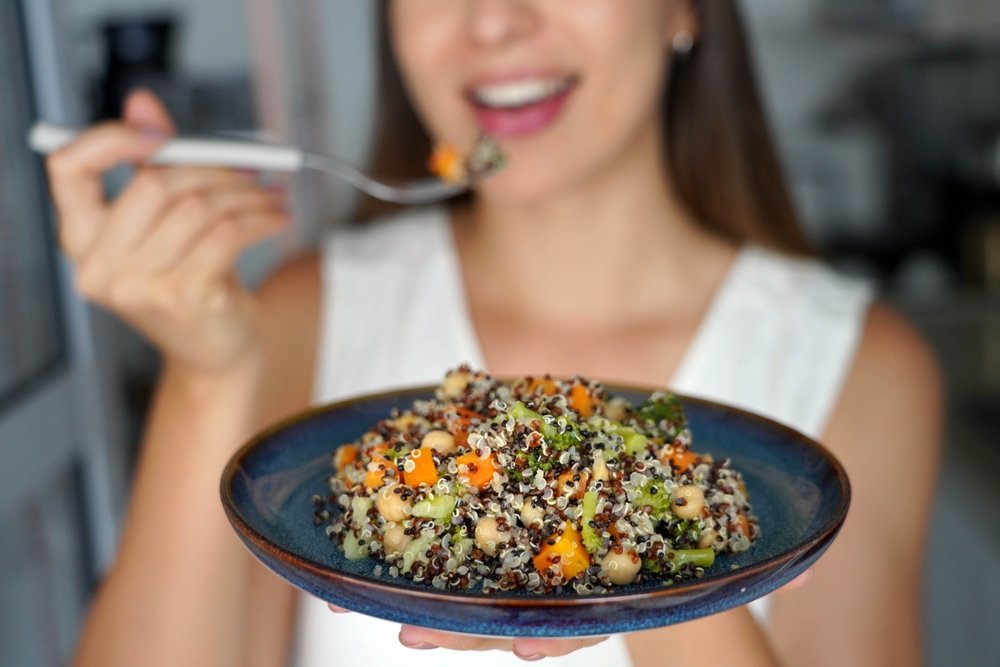 Salată de quinoa cu avocado și legume. Cum transformi un superaliment într-o masă delicioasă