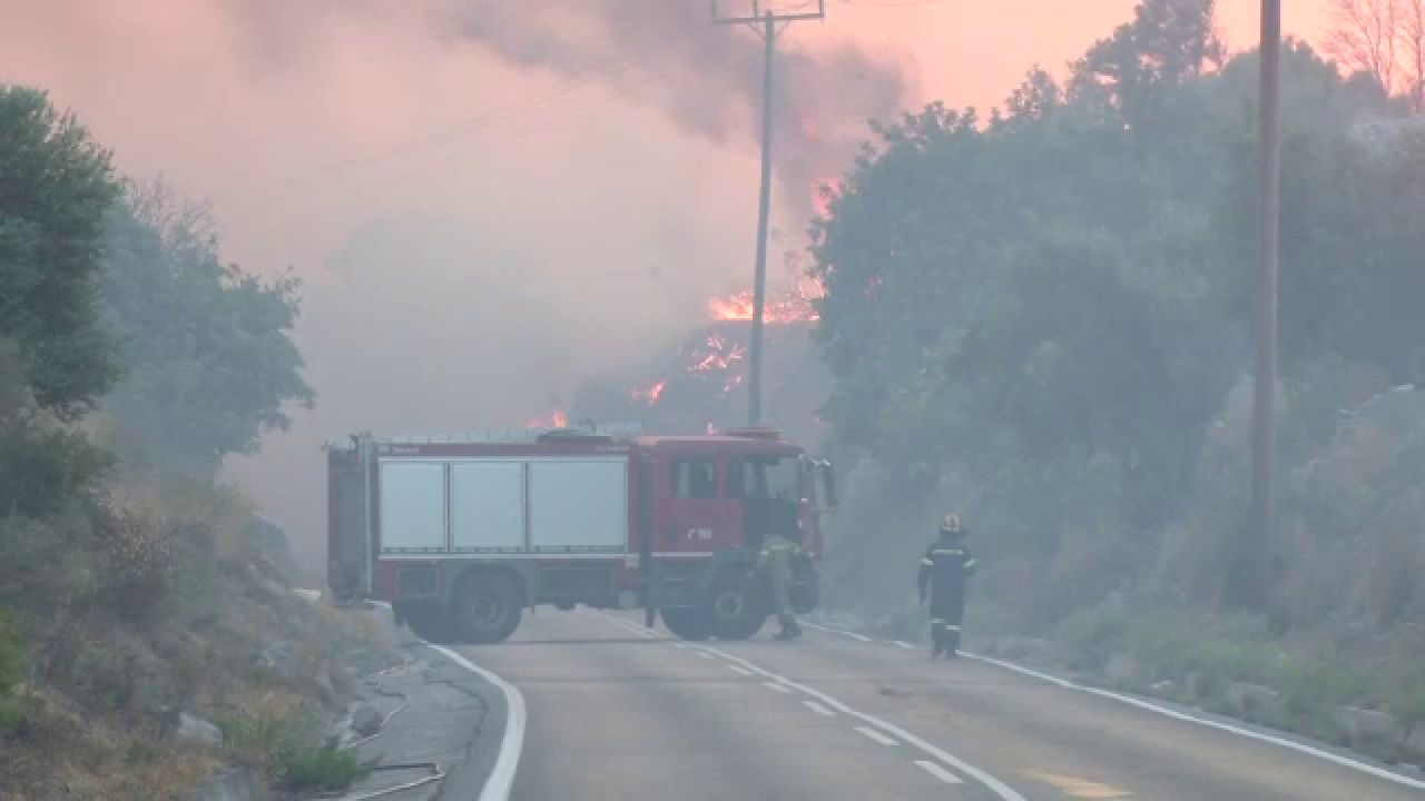 Grecia continuă să lupte cu incendiile copleșitoare. Harta celor mai mari focare și a zonelor cu risc ridicat