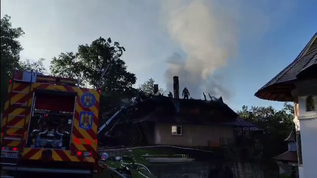 Incendiu la o mănăstire din Neamț. Un muncitor a murit